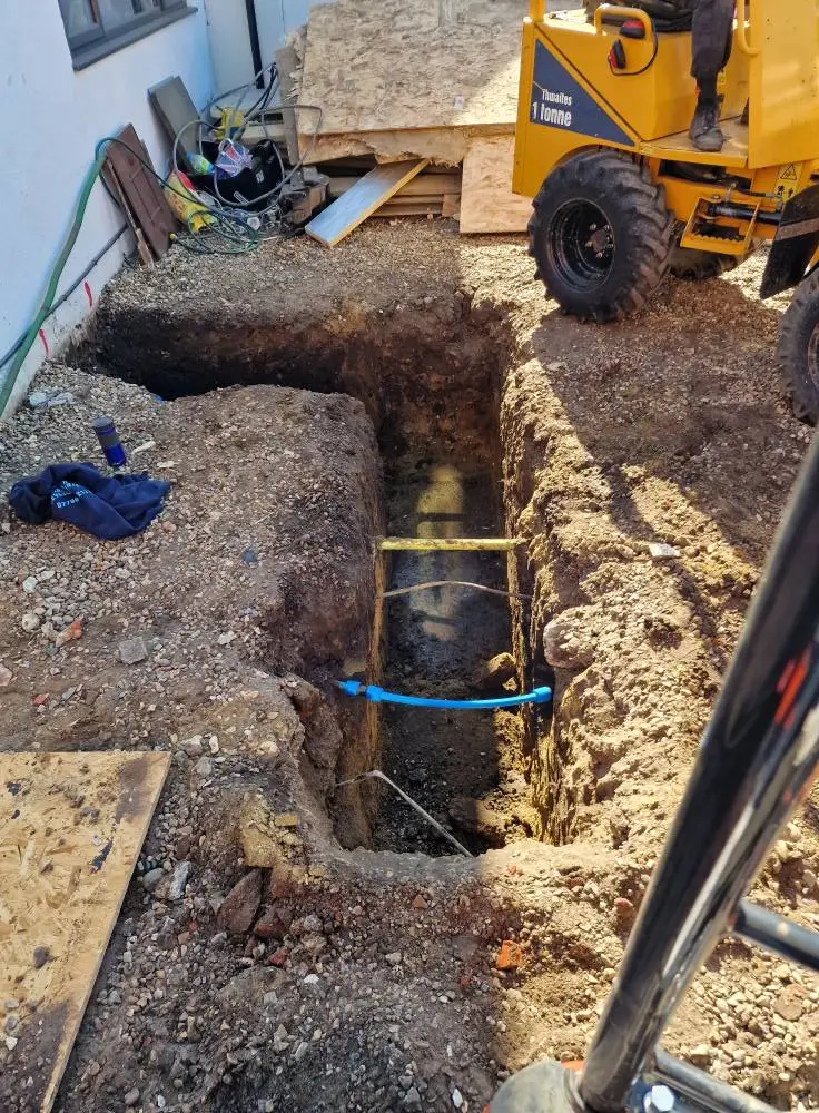 residential-groundworkers-hold-digging-pipe-laying-surrey